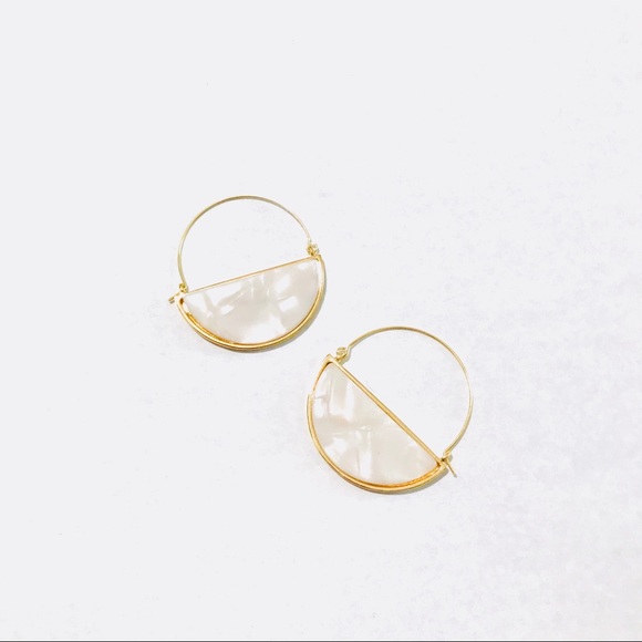 SARAH PEARL RESIN LOOP DROP EARRINGS 1.75” x 1.5” - Picture 2 of 8